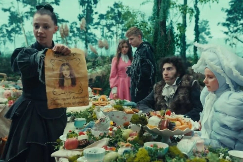    Герои этой страны — «антиподы», и среди них Алиса видит своих друзей и родных, но никто её не узнаёт. Кадр из фильма