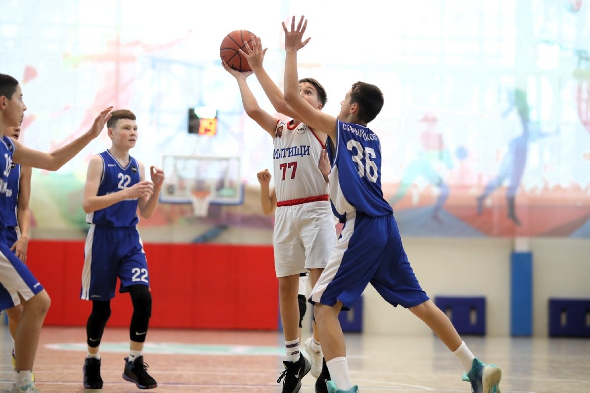 Как сообщили в администрации, мытищинская СШОР по баскетболу уверенно прошла групповой этап, обыграв соперников из Курска, Тамбова, Подольска и Старого Оскола. Единственной командой, сумевшей прервать их победную серию, стала СШОР №1 из Химок, которая в итоге и завоевала титул этапа.В турнире выступили 12 команд из разных городов Центрального федерального округа.📷    Администрация г.о. Мытищи
