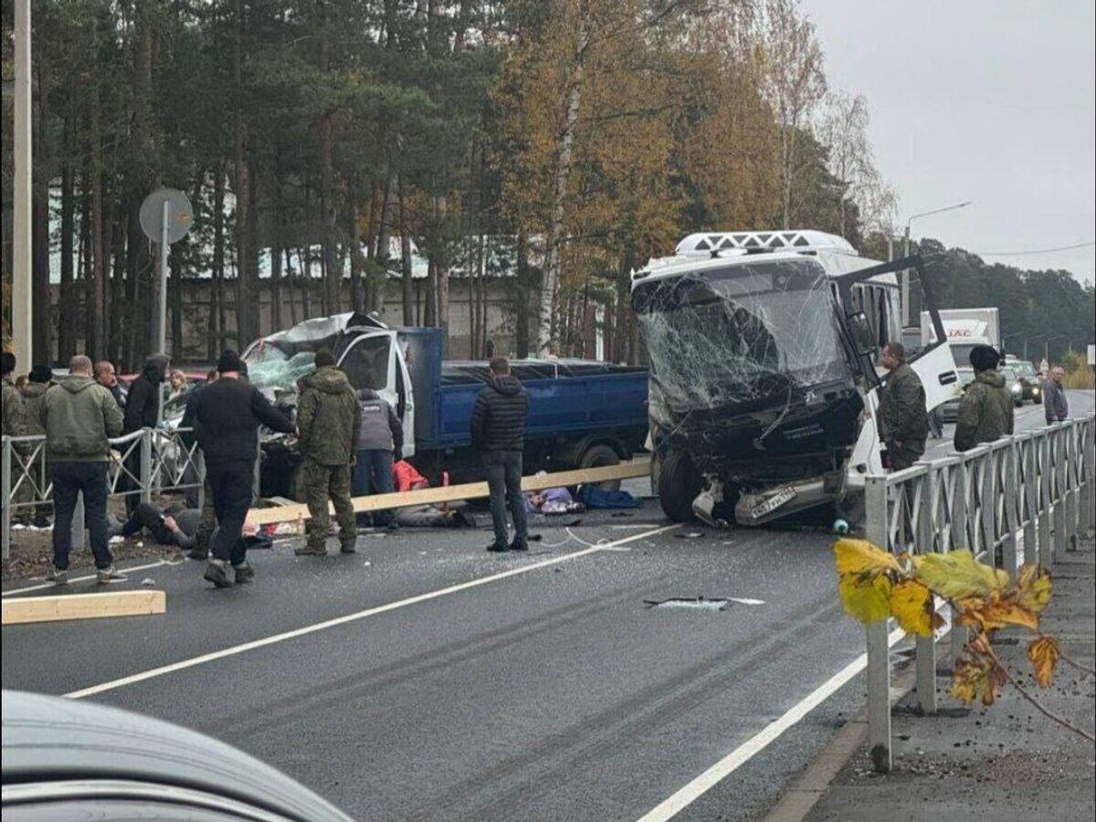    Последствия столкновения автобуса и "Газели" в Ленобласти© Фото : соцсети