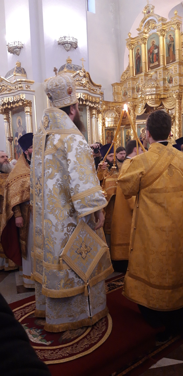 Епископ Константин во время Божественной литургии
