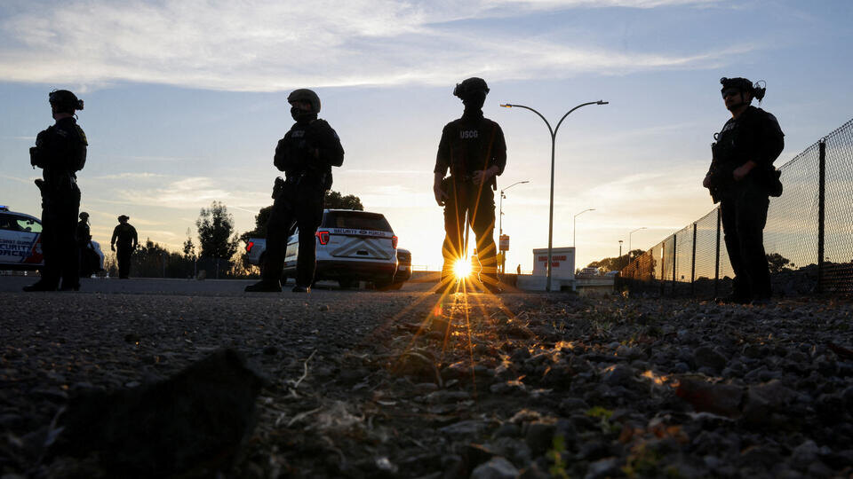     Военные обстреляли грузовик на базе береговой охраны в Калифорнии REUTERS/Carlos Barria