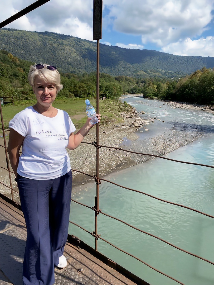 На подвсном мосту. Тут мы с машиной кое-как и разошлись))