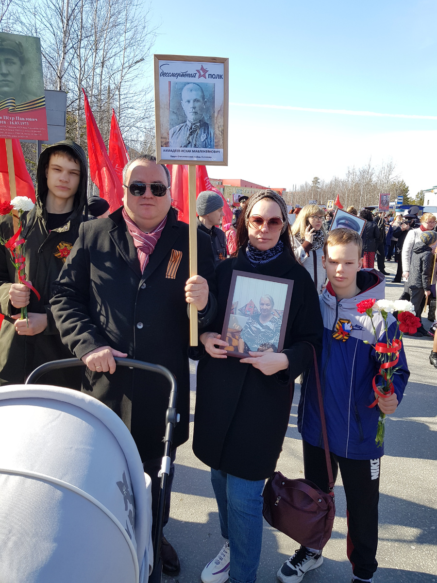 Семья Канаваловых на шествии Бессмертного полка в Муравленко в 2019 году