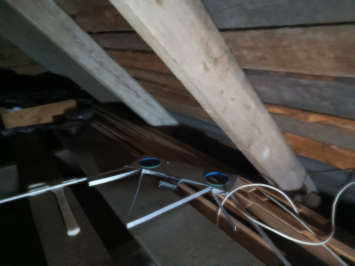 Рисунок 1. Место обитания антенны под коньком дома. Сухо, ветра нет - о чём ещё может мечтать пожилая антенна?