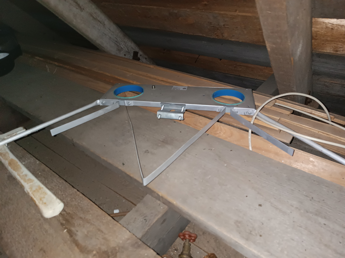 Рисунок 1. Место обитания антенны под коньком дома. Вид всё таки странный у антенны...