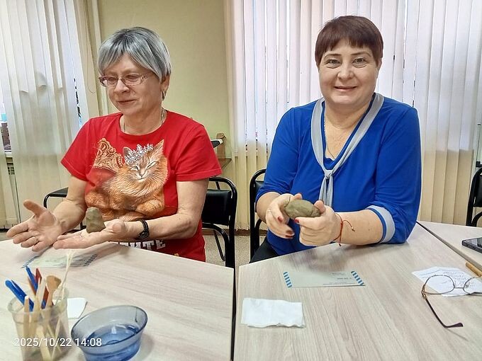 Участницы мастер-класса разминают глину