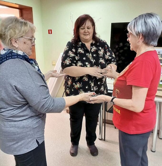 Участницы играют в игру