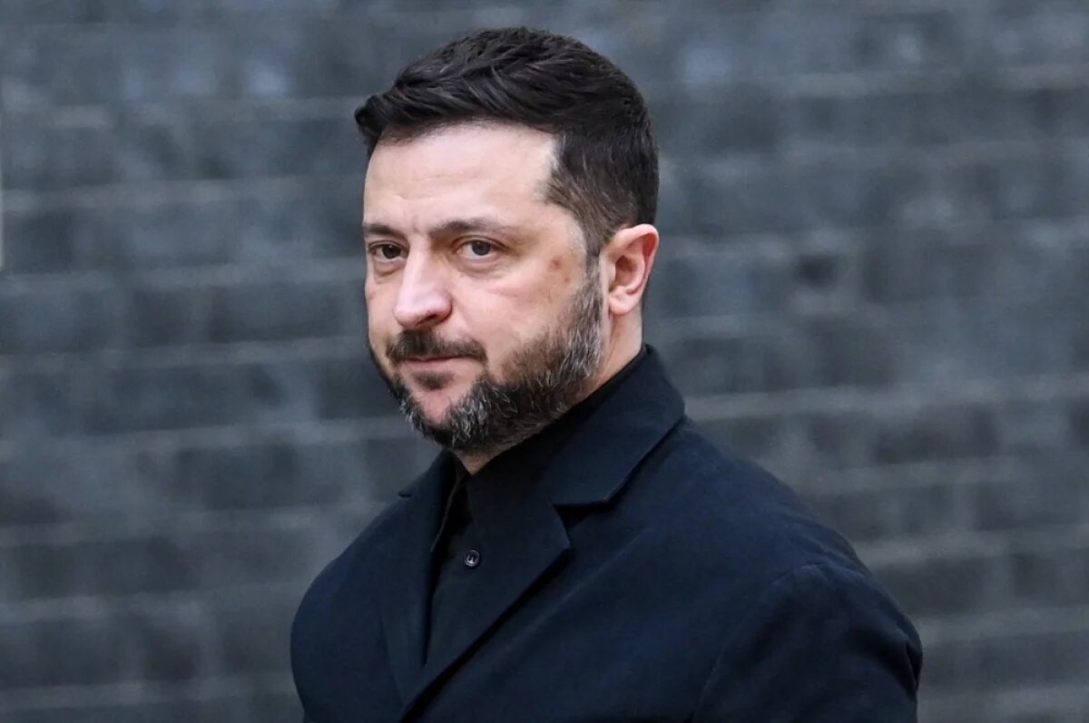    По словам Зеленского, лидер Китая Си Цзиньпинь пообещал ему, что не будет продавать оружие России, но якобы не сдержал данного слова.