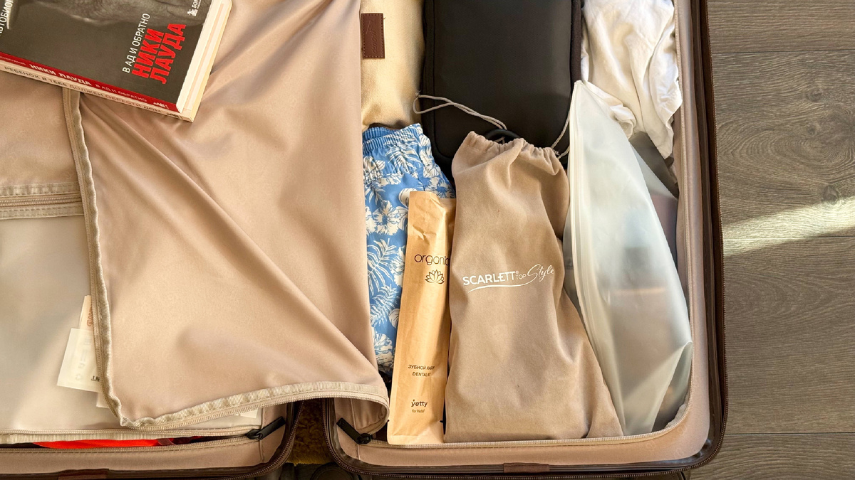 Мы взяли 3 чемодана: один большой, общий – открывали его только на конечных точках. И два маленьких чемоданчика (у каждого свой): там лежала косметика, необходимая одежда, зарядники и т.д. Их мы брали из машины на каждой ночевке.