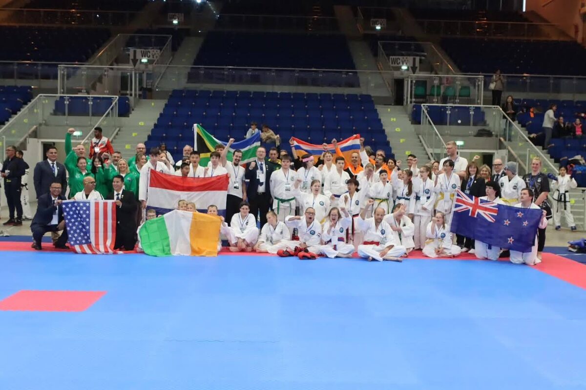 Участники, тренеры, сопровождающие, судьи и официальные лица чемпионата мира по инклюзивному тхэквондо