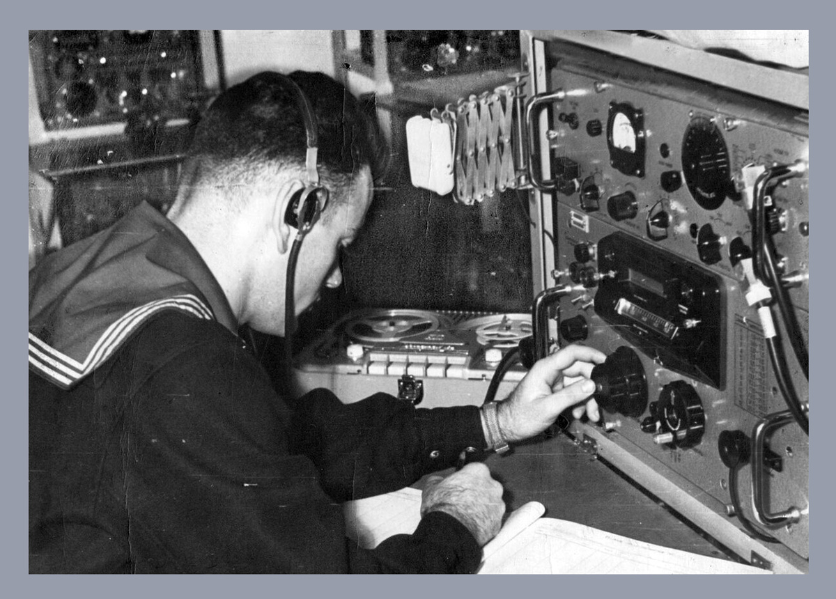 Радист судна за работой