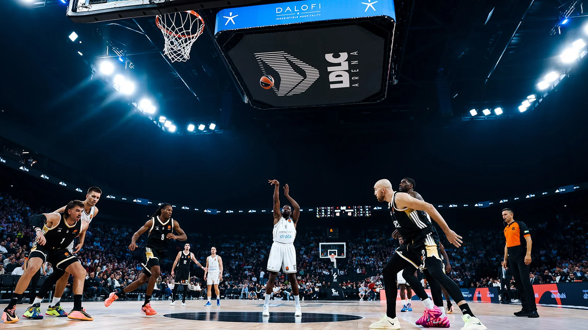 Баскетбольный матч в Дубае (Фото Marie Bassery / Euroleague Basketball via Getty Images)