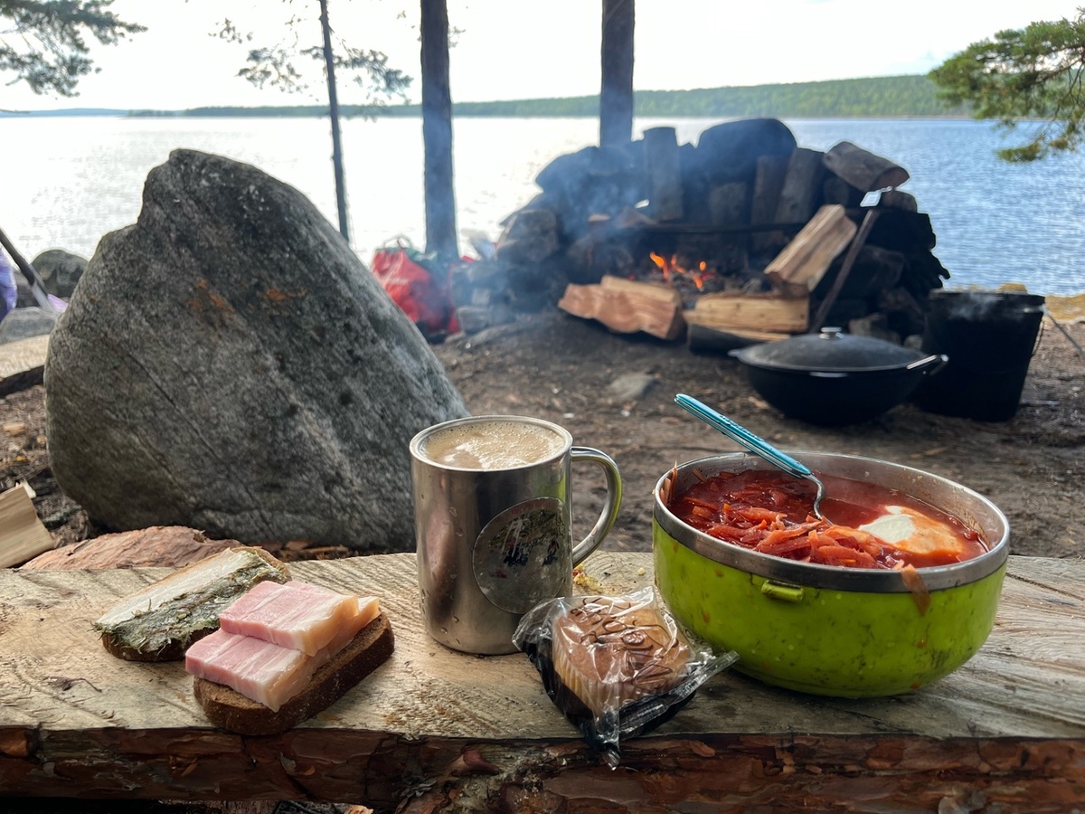 Добрые инструкторы готовят борщ с бутербродами с салом на днёвке, когда никуда не нужно торопиться