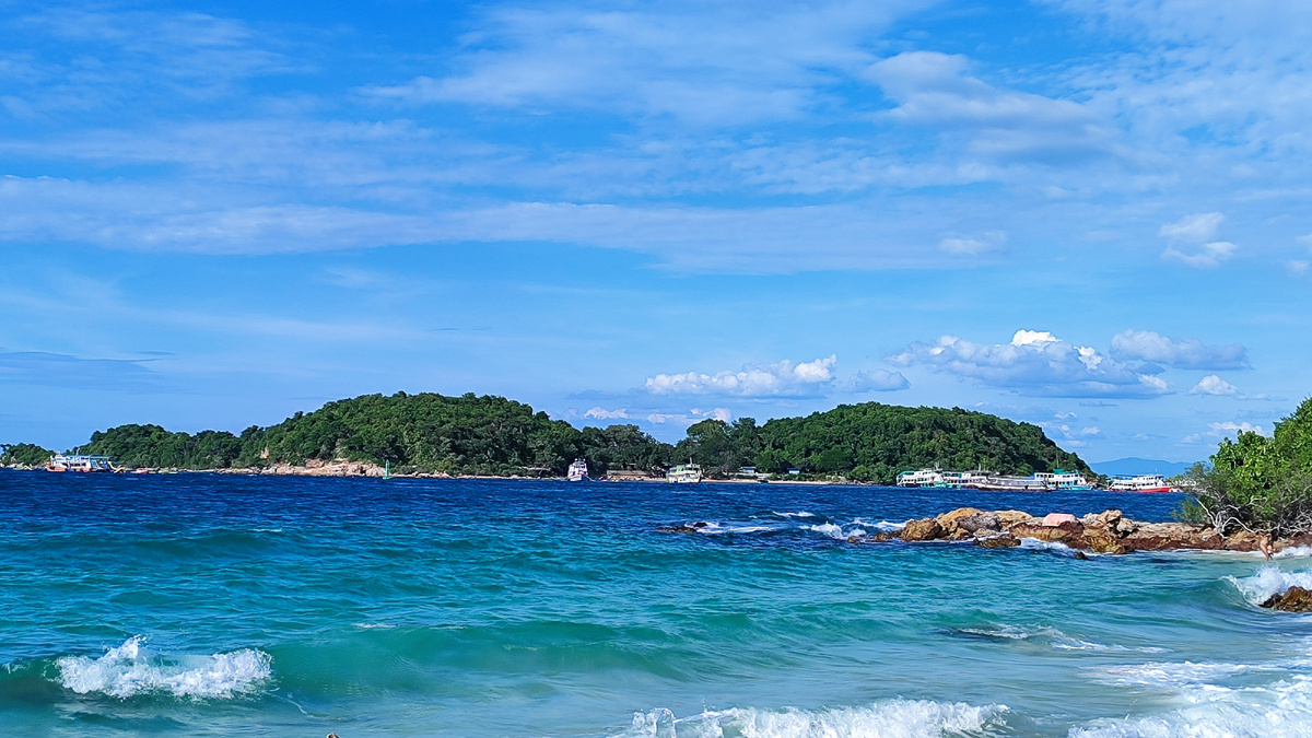 Вид на остров Сак (Koh Sak) с острова Лан, Таиланд. Фото автора 
