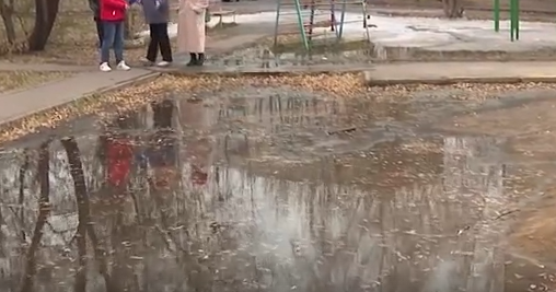     Жители улицы Тобольская в Красноярске буквально живут на воде