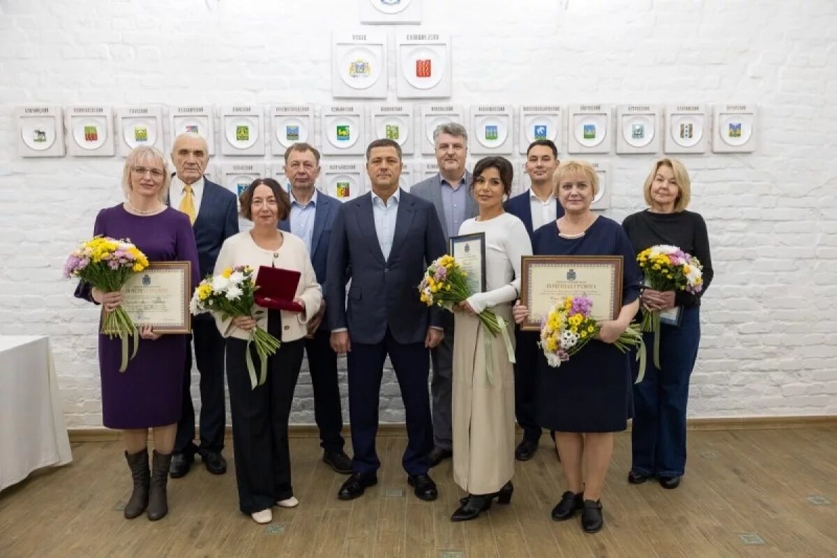    Михаил Ведерников вручил награды псковским журналистам