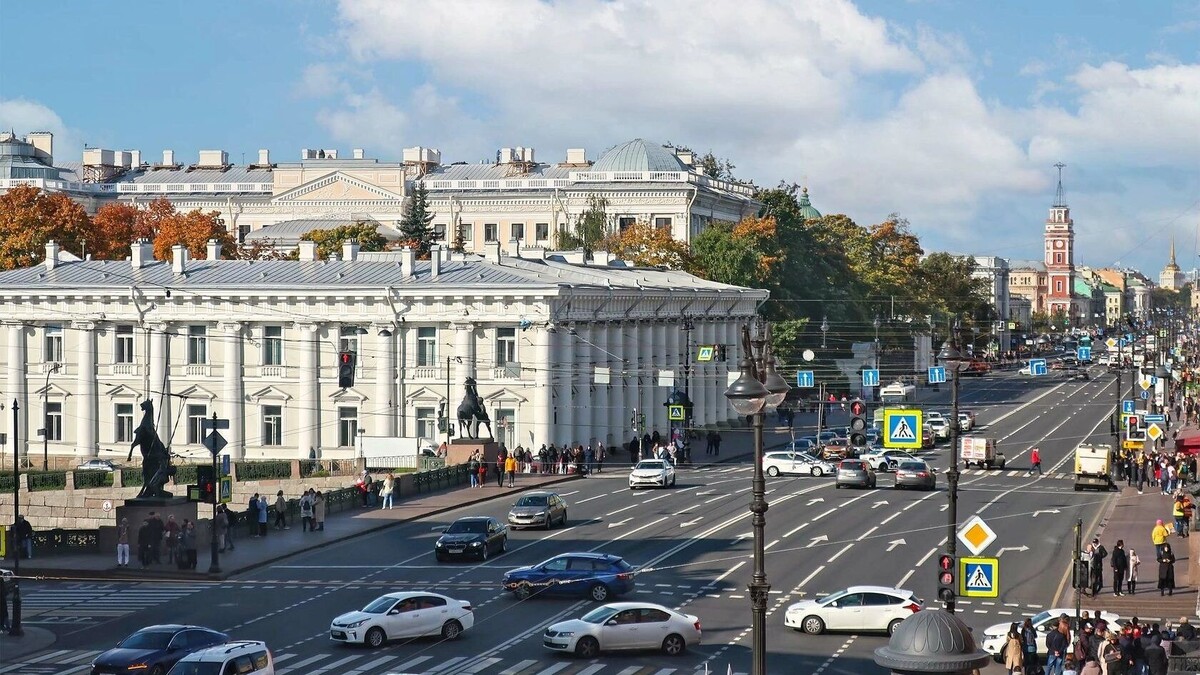 Полупустой Невский проспект возможно увидеть только ранним утром. Фото: Наталия Казакова, newizv.ru
