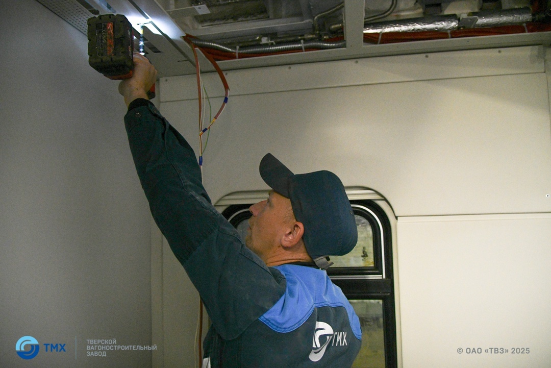 Слесарь механосборочных работ Степан Чунев ведет сборку служебного отделения