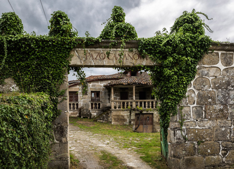 Винодельня Pazo Casanova группы Grandes Pagos Gallegos de Viticultura Tradicional в Рибейро. Галисия, Испания
