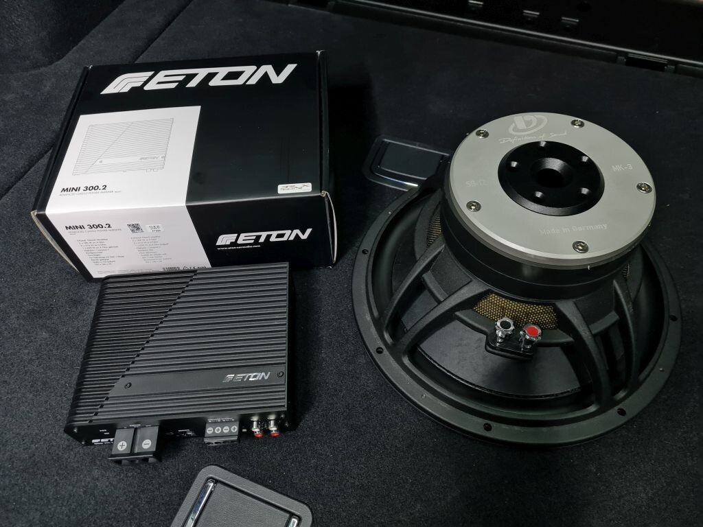 Отличный набор для установки сабвуфера в машину. Компактный усилитель и мощный динамик.