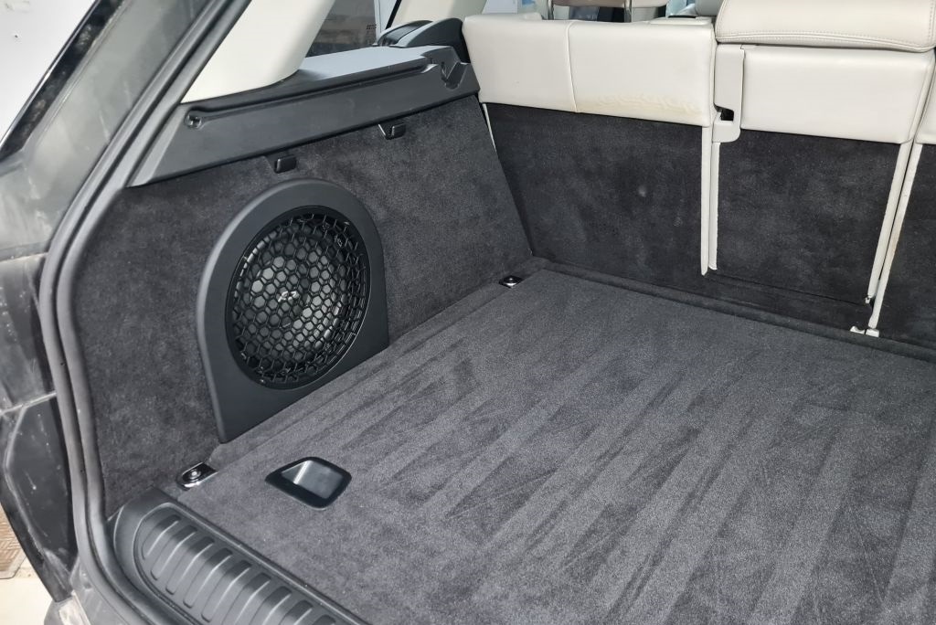 Пример сабвуфера в корпусе стелс интегрированным в крыло автомбиля