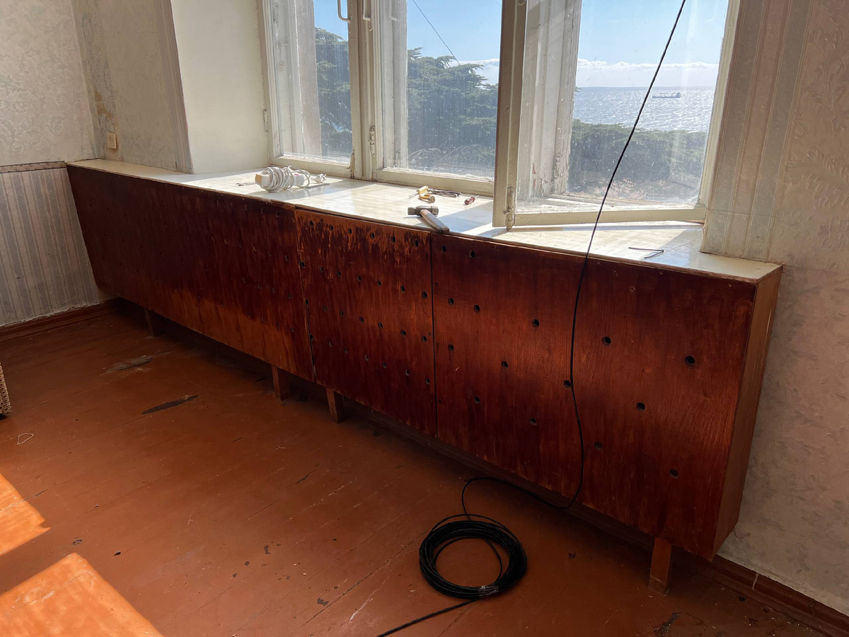 Короб для скрытия батареи, явно превыщающий ее размер