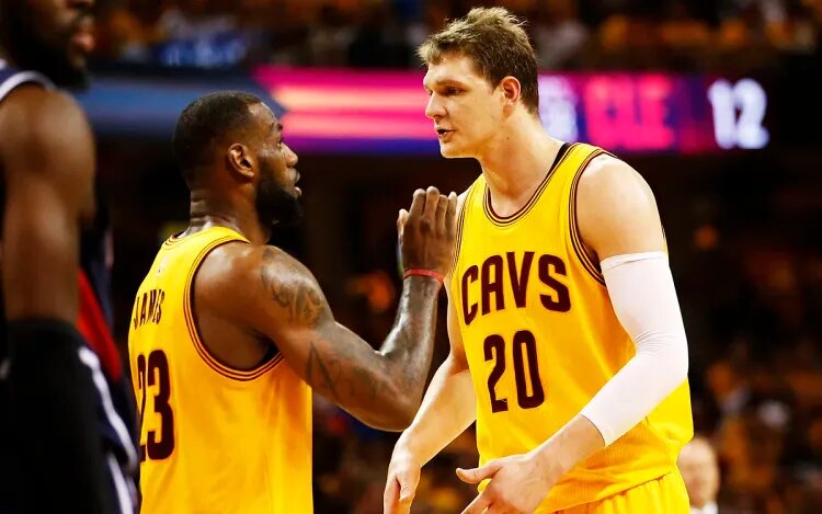    Тимофей Мозгов и Леброн Джеймс / Источник фото: Getty Images