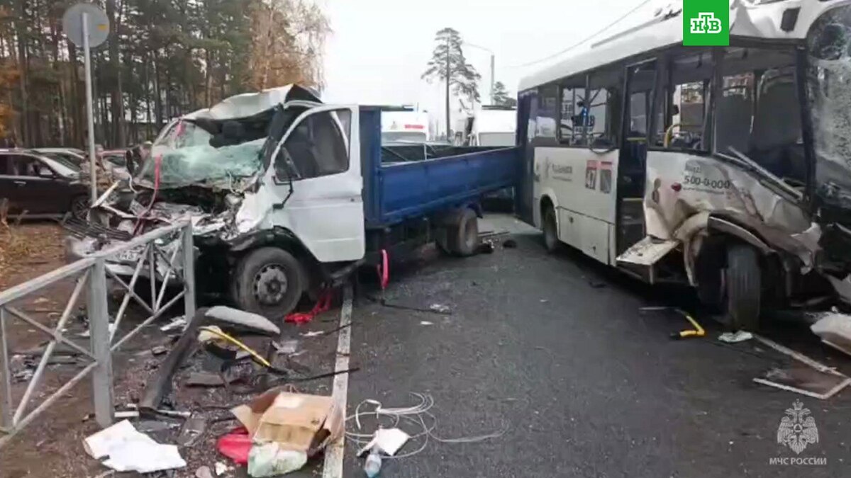    МВД: 9 человек пострадали в ДТП с автобусом в Ленобласти