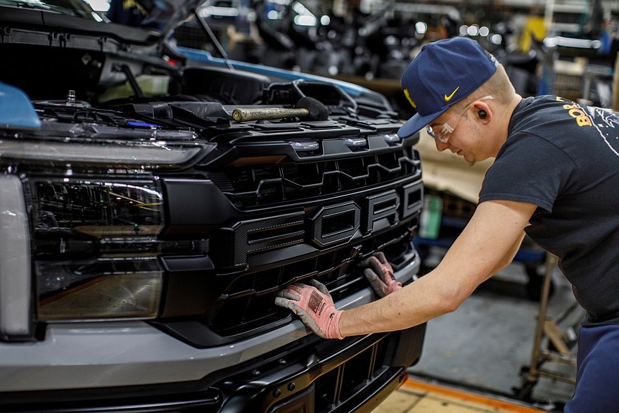    Фото с завода Ford в штате Мичиган