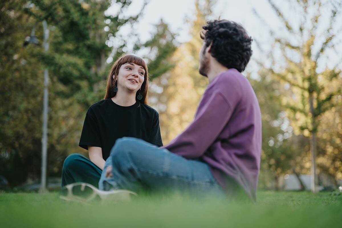 Комфортная тишина может поддержать общение лучше, чем слова. Источник: Gorgev / Shutterstock / FOTODOM📷
