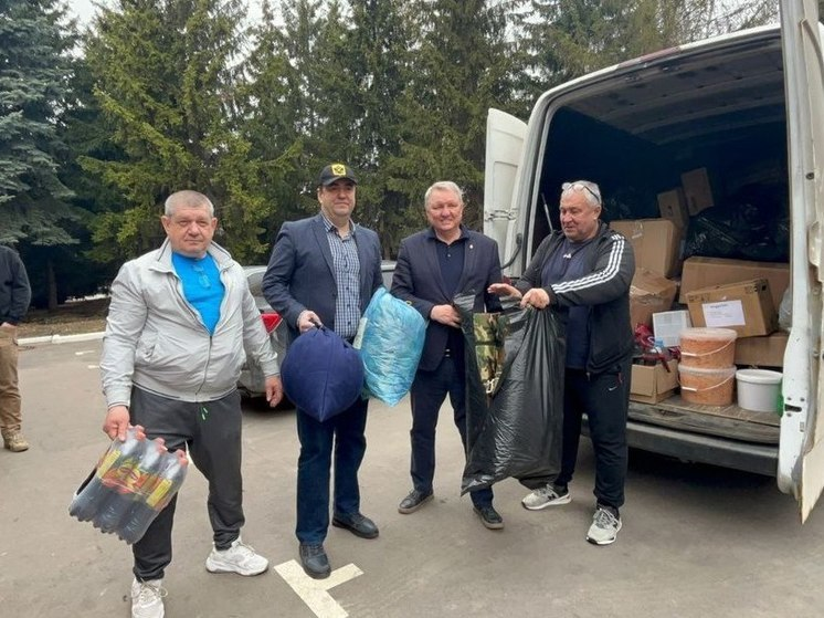  На фото: руководство Дома Солдатское сердце загружает  гуманитарную помощь.
Первый слева Алексей Гамаев, третий слева Михаил Яшин