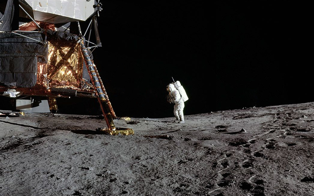 На фото NASA нет звёзд в чёрном небе Луны