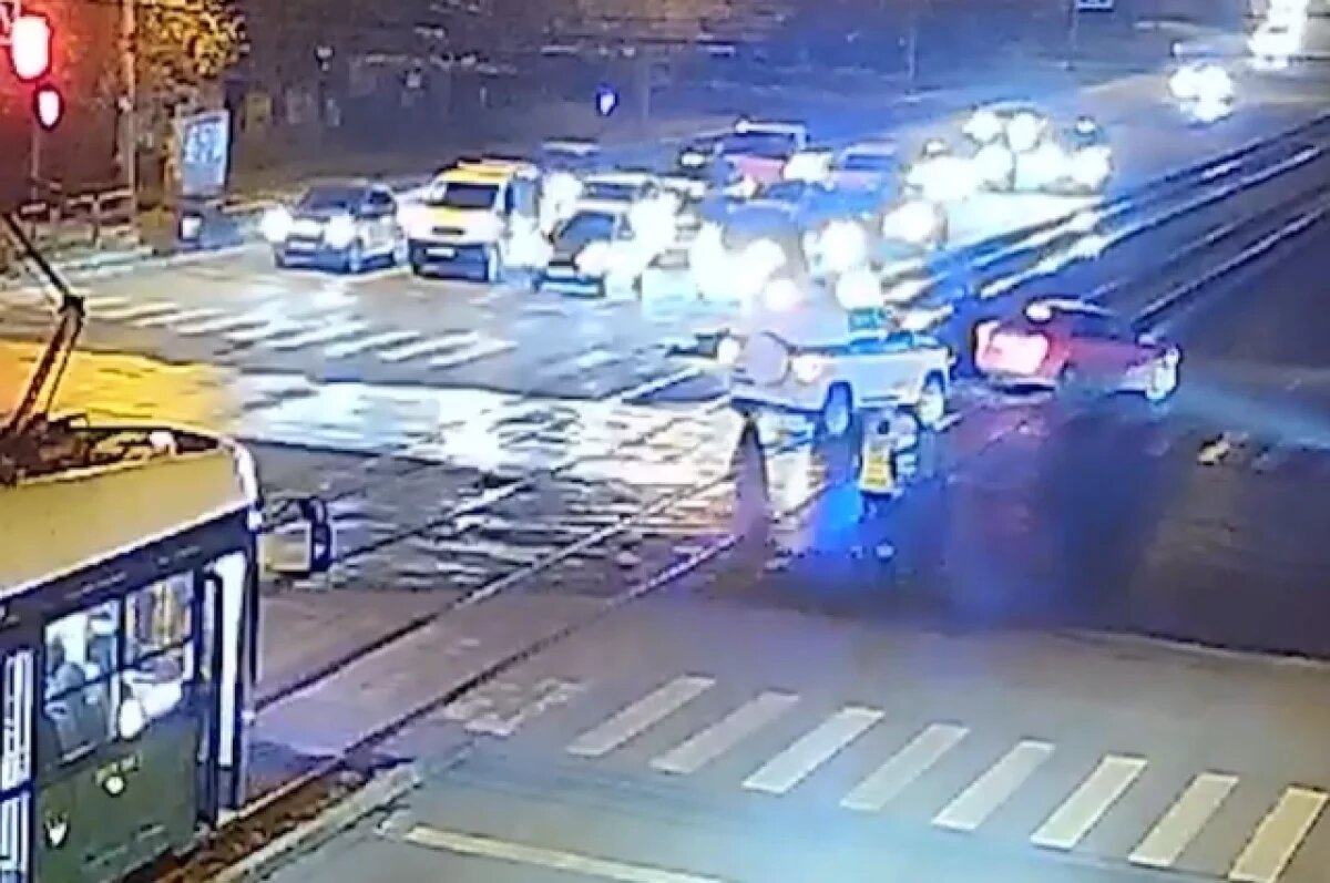    В Челябинске застрявшее на путях авто заблокировало движение трамвая