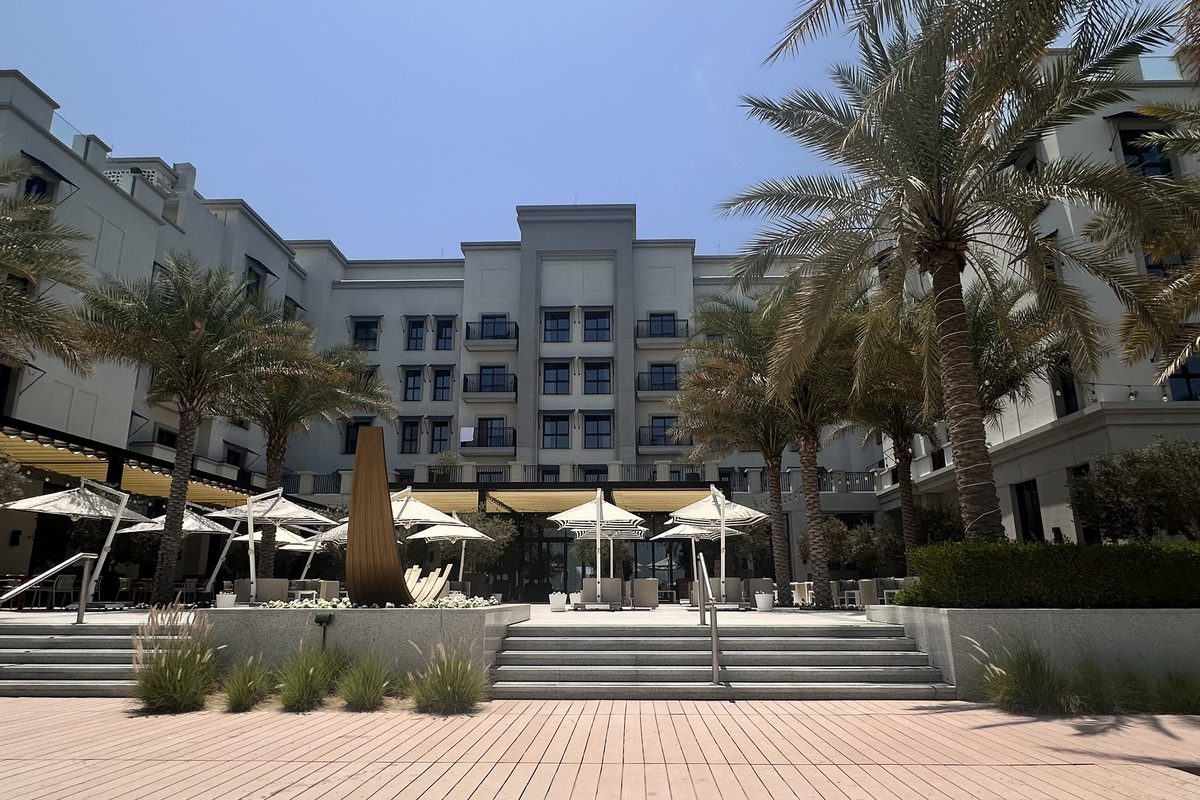 Умм-эль-Кайвайн самым последним из семи эмиратов ОАЭ начал развивать туризм в своём регионе, поэтому в 2025 году здесь всего около десятка отелей