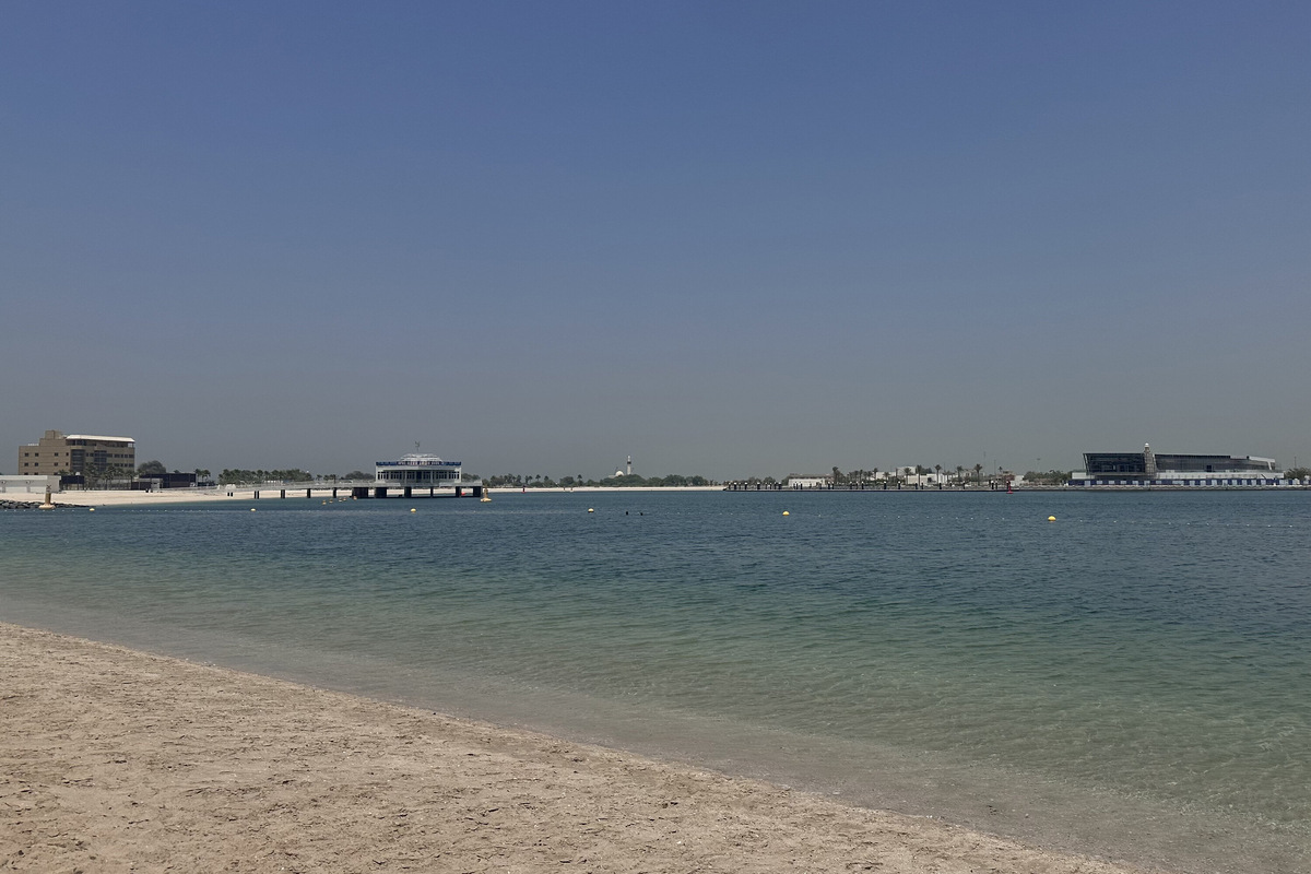 Песчаное дно, плавный заход в море и небольшие волны — отдыхать будет приятно даже тем, кто не умеет плавать.