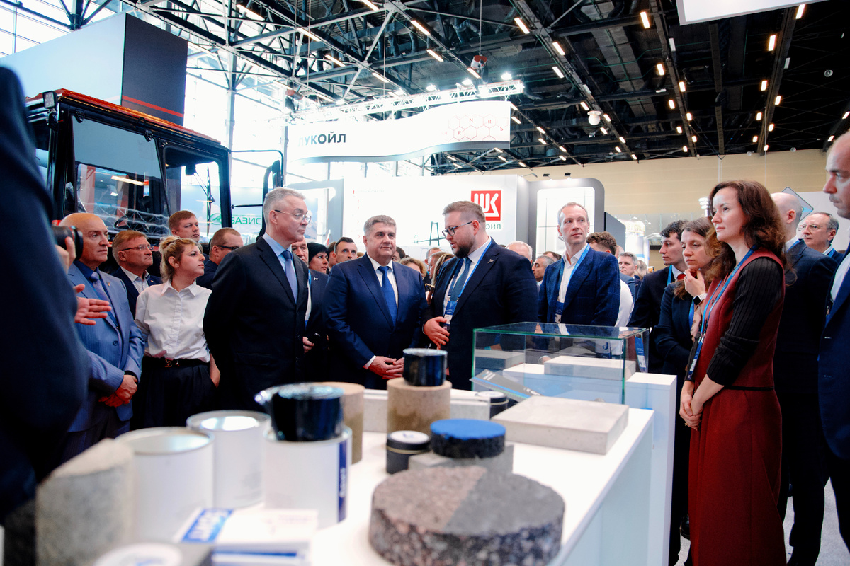 Официальный обход экспозиции XII Международной выставки «Дорога 2025» Источник фото: rosavtodor.gov.ru