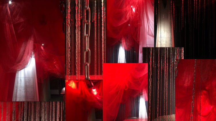 Локация, посвященная Самсону, была одной из самых красивых и впечатляющих: имела ярко-багровое освещение, музыкальное сопровождение и сотни цепей, свисающих с потолка...