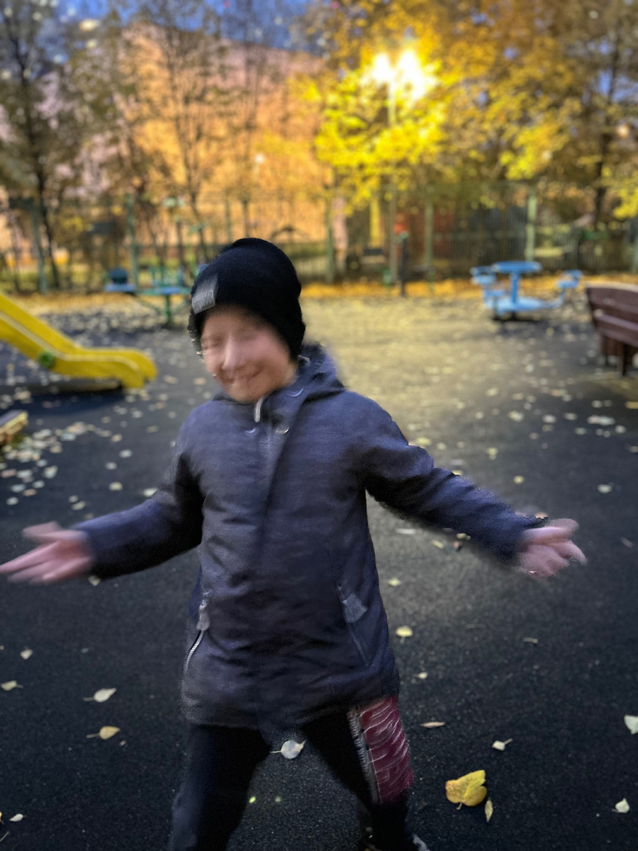 Фото автора. Веселые танцы в темноте в самом начале каникул 