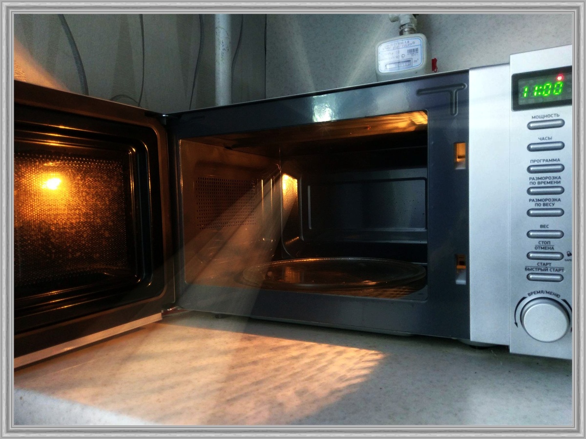 Меня часто спрашивают: «Ты ведь тренер, ты же про здоровое питание знаешь — так микроволновка это зло или нет?». Давайте разберёмся спокойно, без фанатизма и без страха перед “волнами”, которые, как некоторые думают, делают из супа ядерный реактор.
