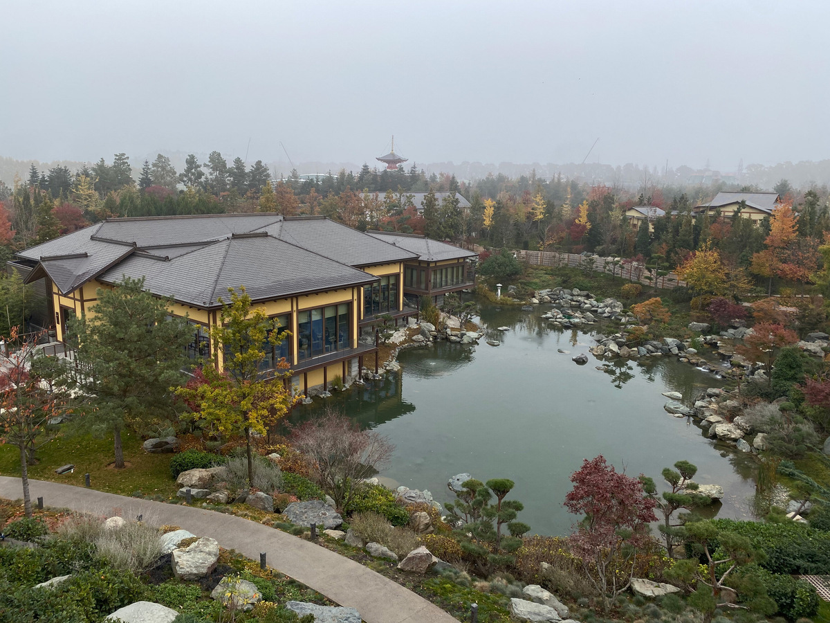 Возле храма Какэдзукури-но-Мидо открывается панорамный вид на большое озеро Оикэ и другие достопримечательности сада. Фото: Вадим Томилин