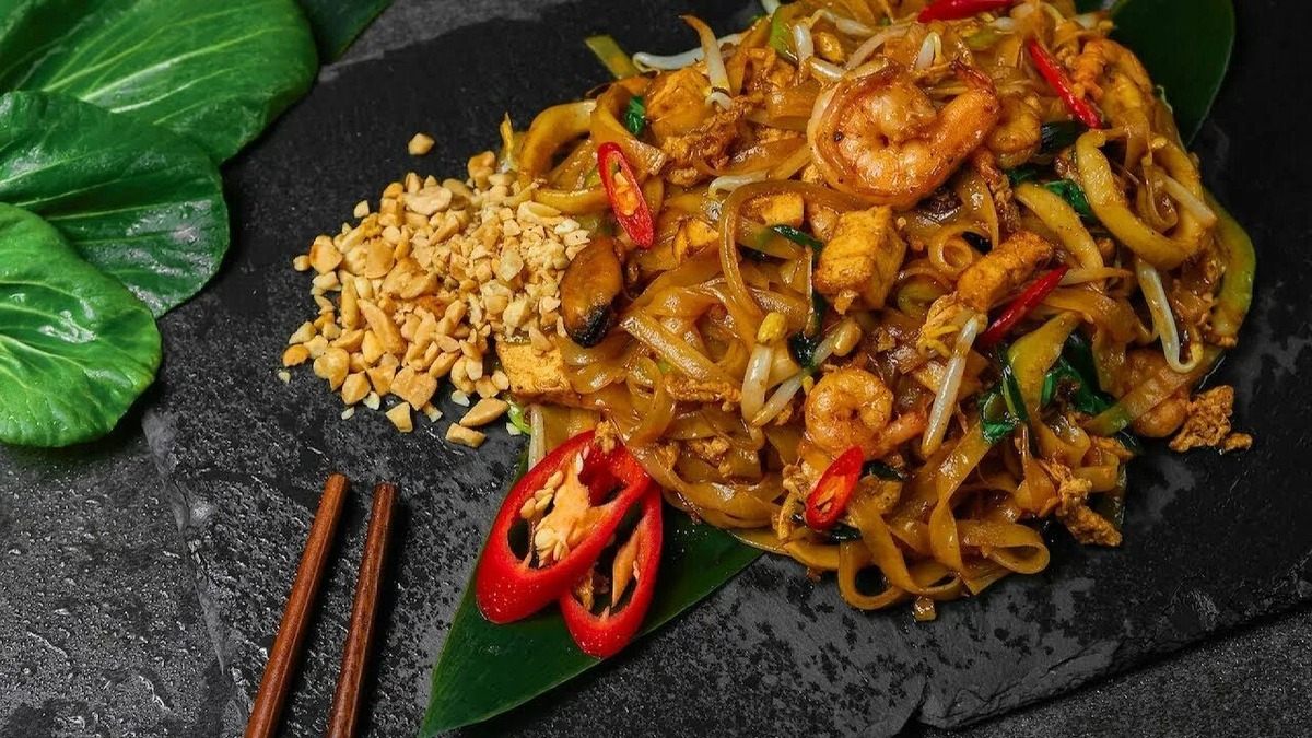 📌Любопытный факт:Изначально в Пад Тае не было помидоров и кетчупа.Их стали добавлять уже для туристов, чтобы смягчить остроту и кислоту. Настоящий, традиционный Пад Тай имеет золотисто-коричневый цвет благодаря тамариндовой пасте и рыбному соусу.