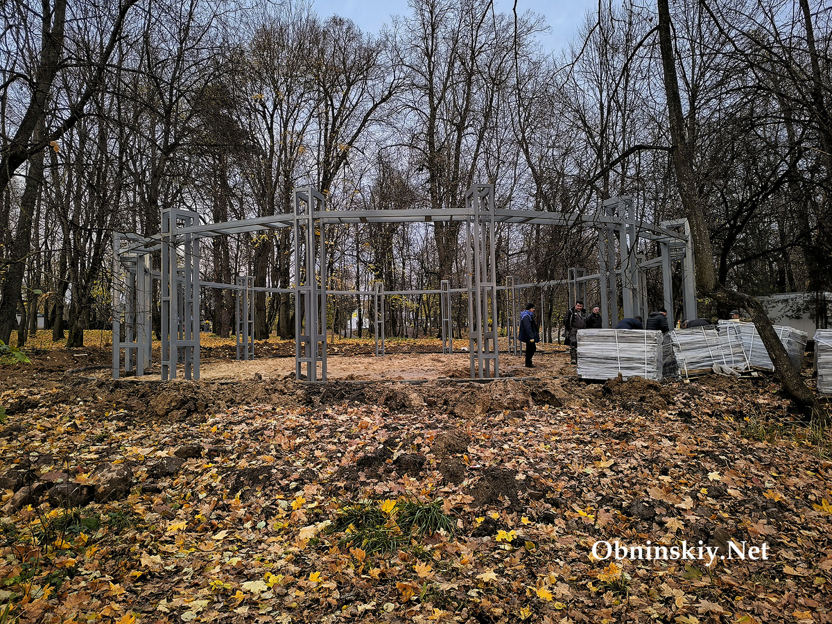 В Белкинском парке устанавливают новые круговые качели