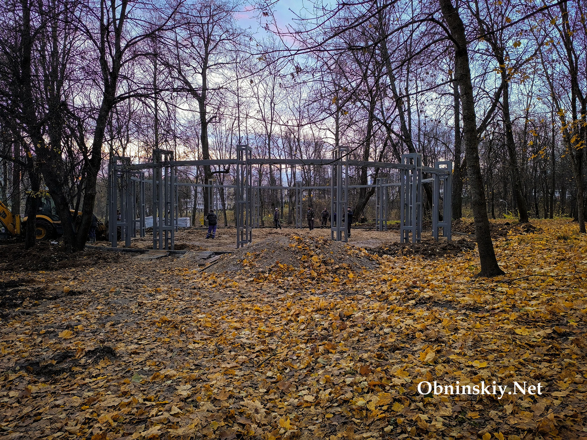 В Белкинском парке устанавливают новые круговые качели