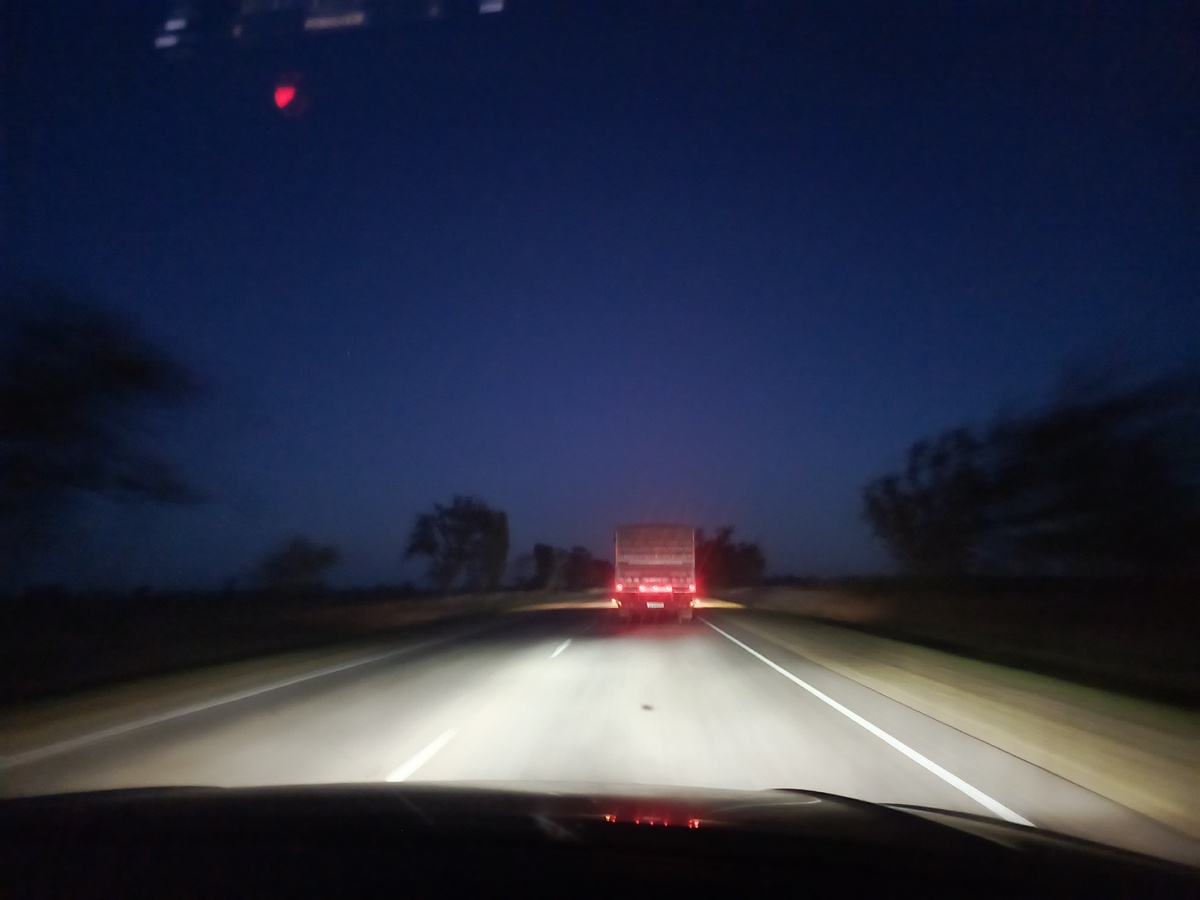 Когда идет колонна машин на встречу, то обогнать в светлое время трудно, а в вечернее тем более.