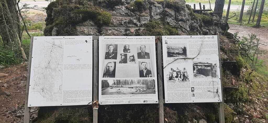 Щит ещё целый осень 23 года. Фото из отзывов Яндекс карт.