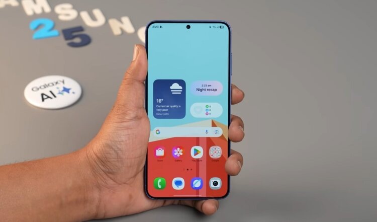   Galaxy S25 — вполне себе компактный смартфон. Изображение: Trakin Tech