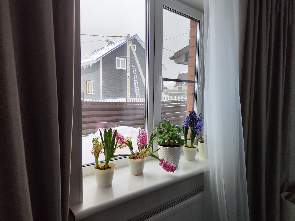    Подоконник больше не холодный, и перестало дуть из стыков: три шага и дома тепло даже в - 40