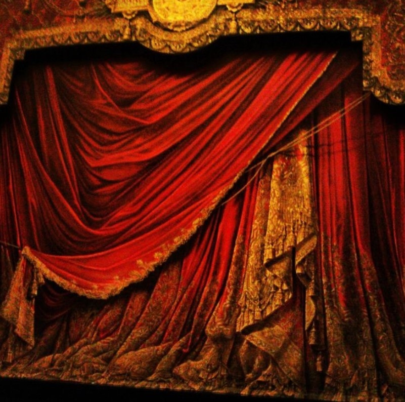 Занавес театра Palais Garnier (ПАриж, Франция). Фотография из свободных источникрв на просторах интернета