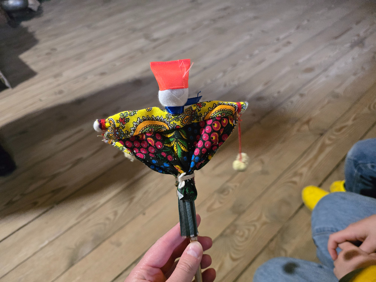 Играть просто: надо её крутить, и человечек машет руками. Фото: Голландец в России