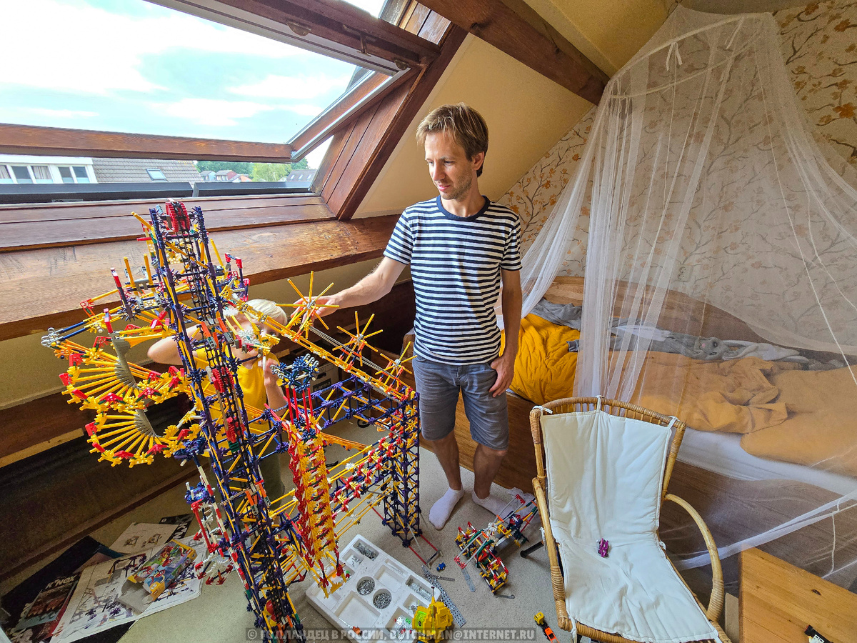 Моя любимая игрушка из детства. Кстати, если кому-то интересно, могу сделать отдельную статью про игрушки в Голландии, которые были популярны в моём детстве. Я сделал много фото, когда был дома в Голландии. Фото: Голландец в России